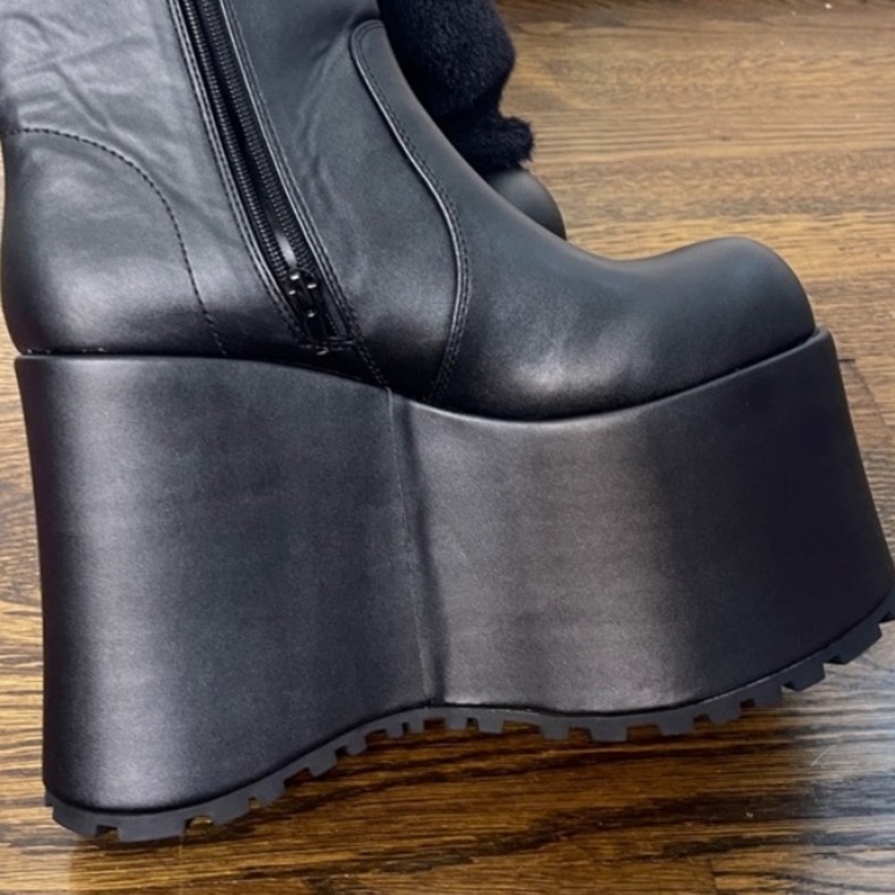 Dolls-kills snuggle wonderland platform boots - Picture 4 of 5